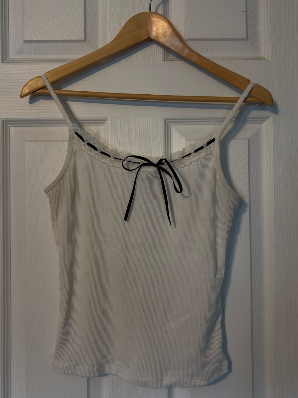 H&M white ribbed lace tank with black ribbon